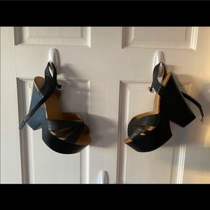 Black platform pin up pump/wedge
